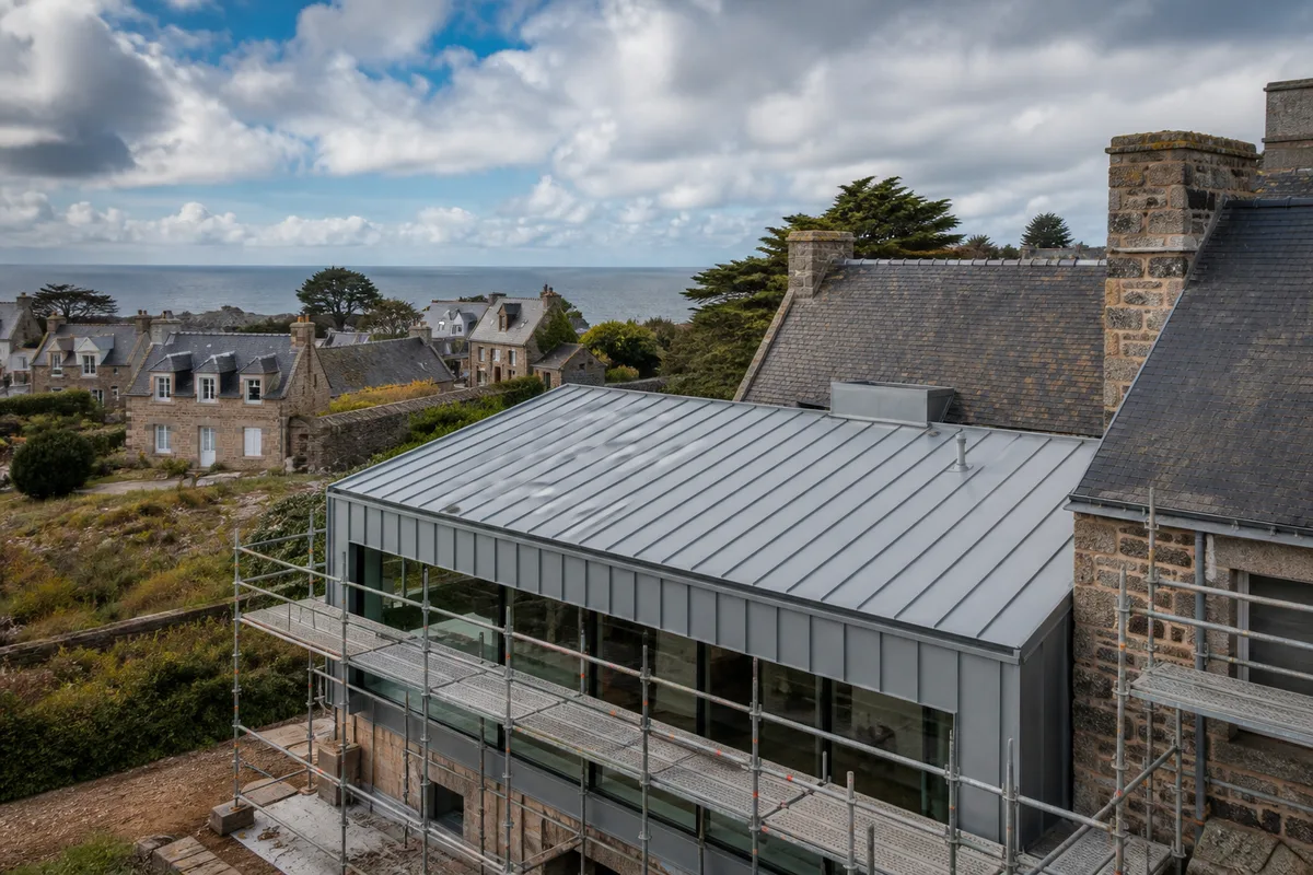 Toiture métallique à joint debout sur une extension contemporaine en bord de littoral