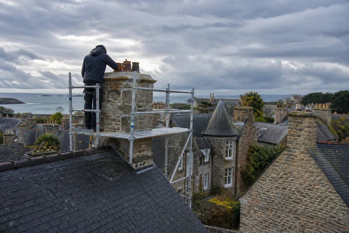 Conduit de cheminée maçonné et souche en toiture inspectés avant la saison de chauffe